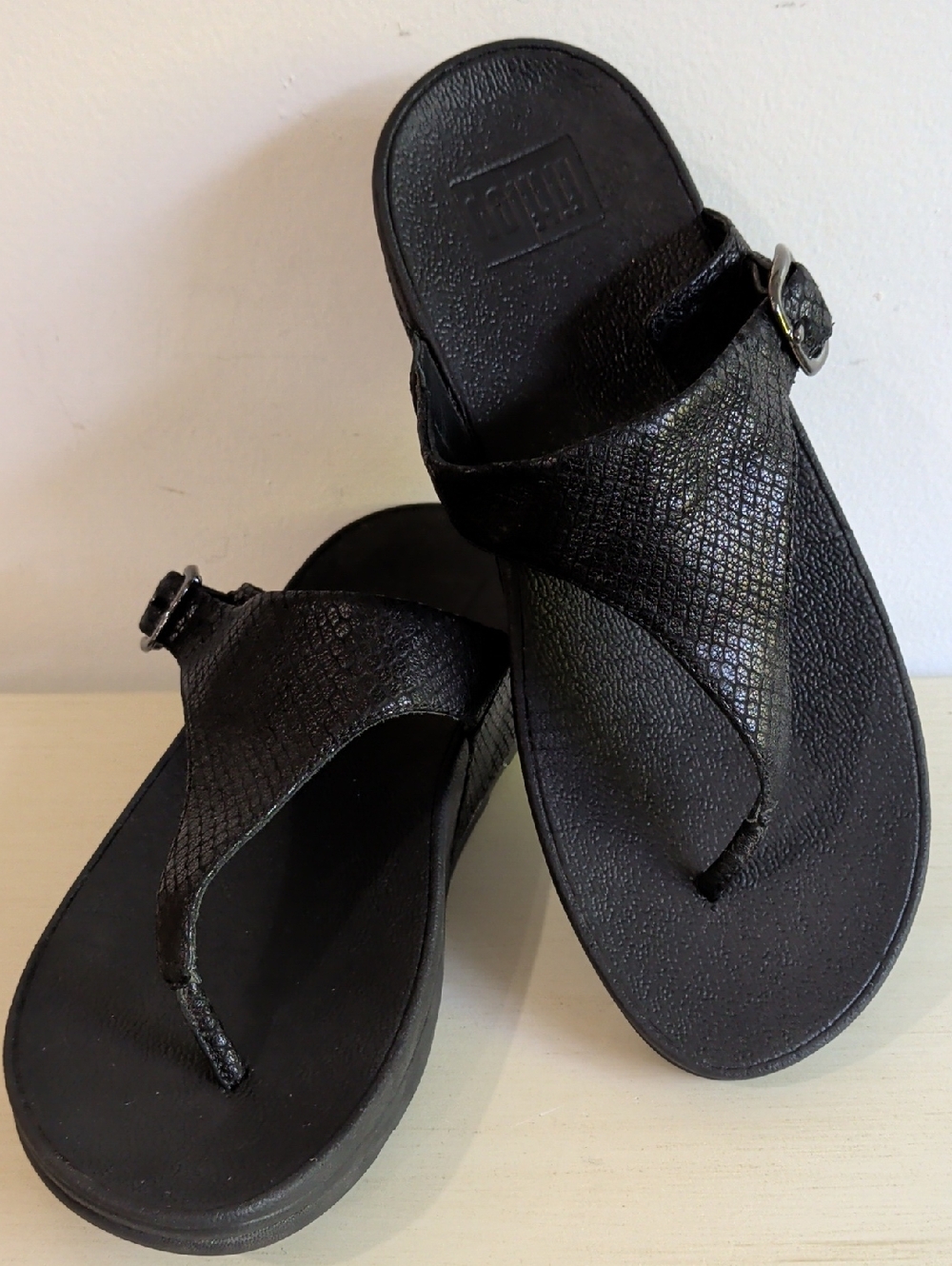 Fitflop Black Leather Snakeskin Pattern Sandal With Platform Size 7